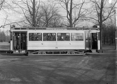 86424 Afbeelding van een electrische tram (motorwagen nr. 71, serie 67-78) van het G.E.T.U. als lijn 2 bij het ...